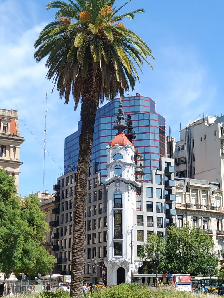 Площа Лавалле (Plaza Lavalle) Площа Лавалле (Plaza Lavalle)