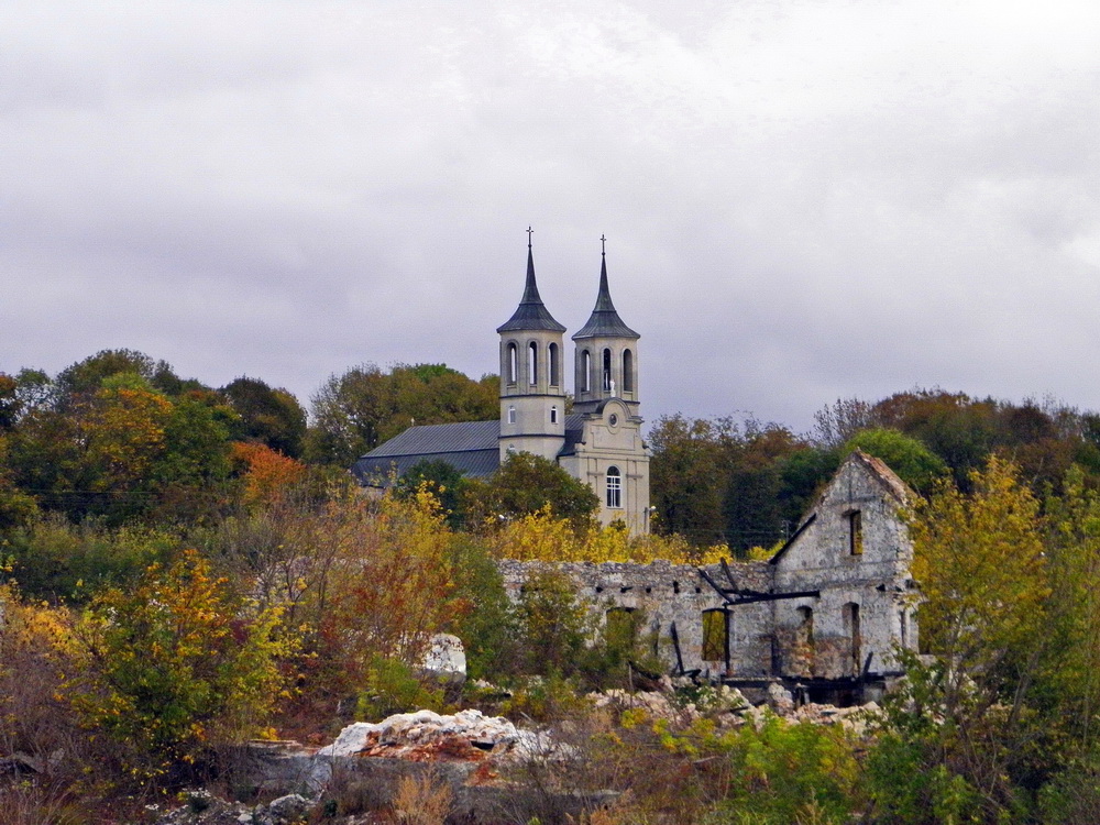 Костел св. Трійці у Сатанові