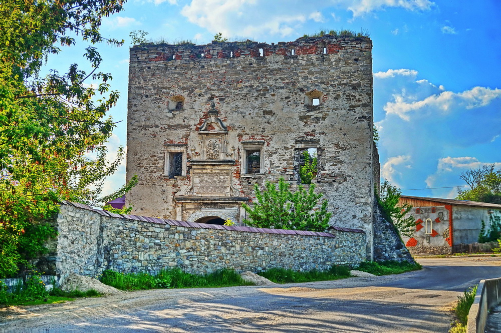 Міська брама у Сатанові