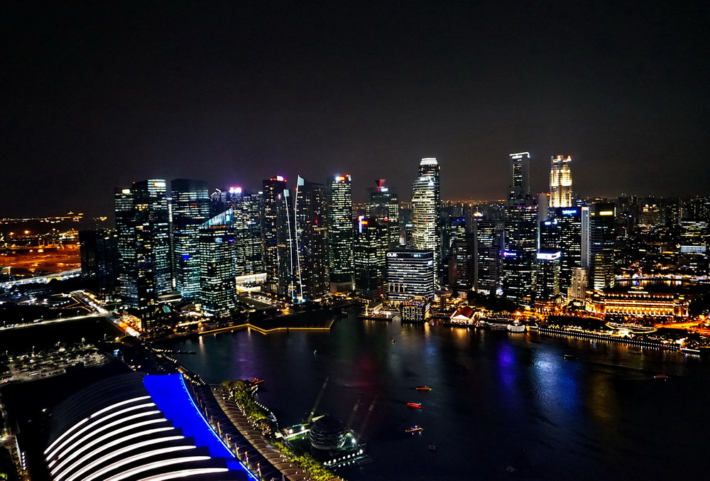 Нічний Сінгапур: оглядовий майданчик скайпарку готелю Marina Bay Sands