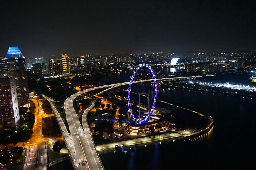 Нічний Сінгапур: оглядовий майданчик скайпарку готелю Marina Bay Sands