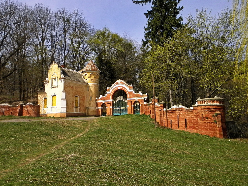 Брама палацу Собанських у Верхівці