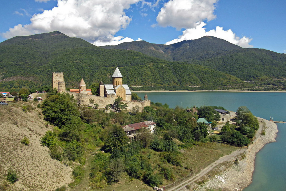 Водосховище Жинвалі і фортеця Ананурі (Грузія)